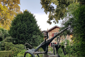 Villa Flora (Hauptgebäude mit Gartenanlage)