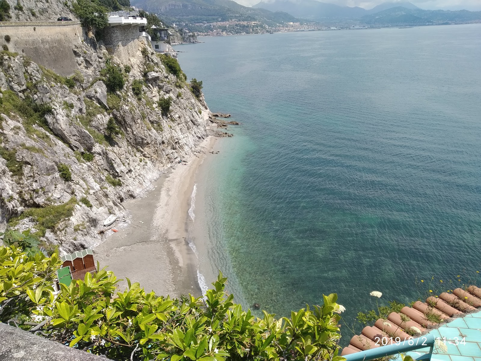 Foto av Spiaggia del Lannio omgiven av klippor