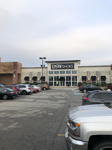 Shoe Store «DSW Designer Shoe Warehouse», reviews and photos, 4039 Richmond Rd, Warrensville Heights, OH 44122, USA