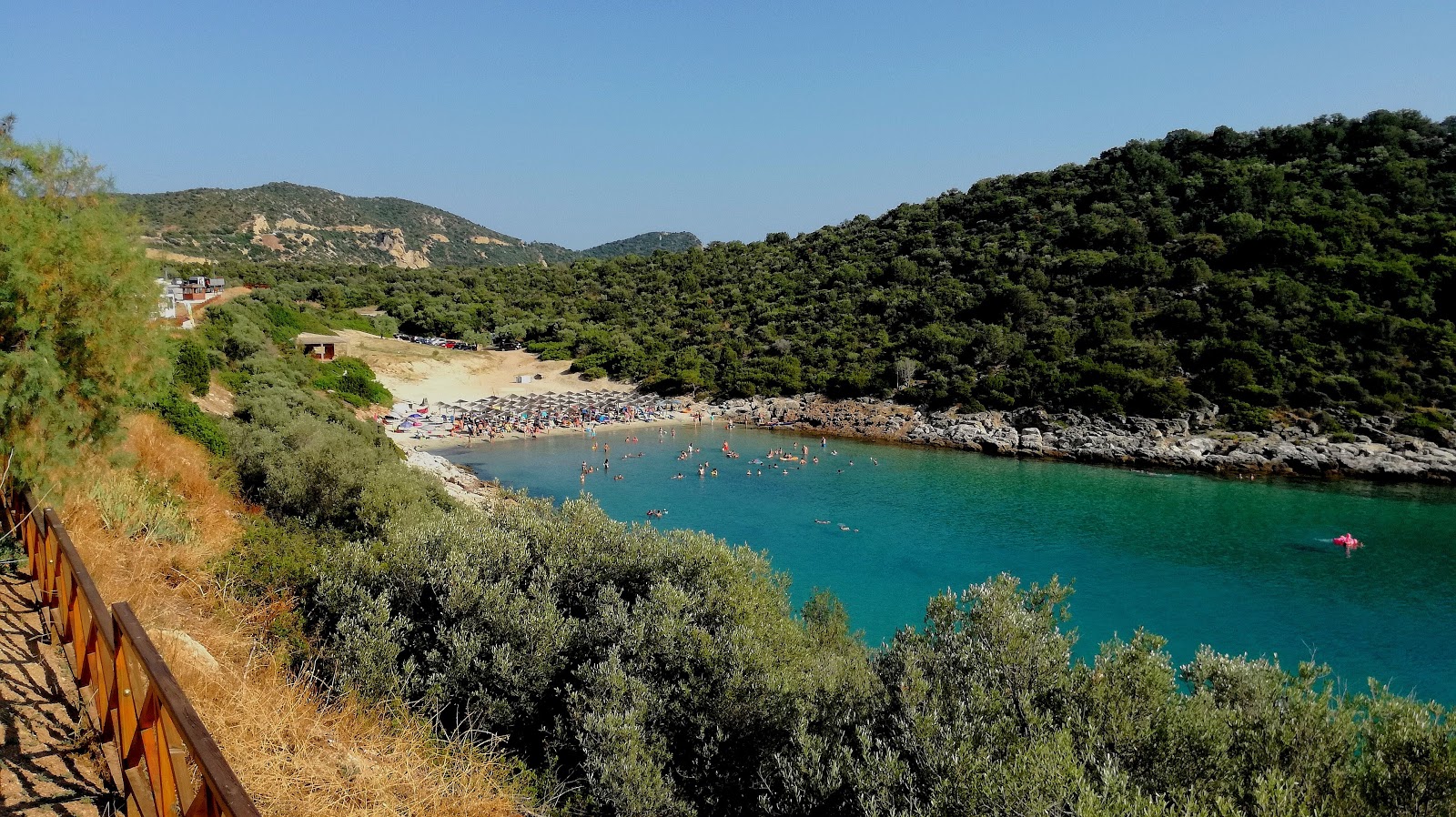 Fotografie cu Atspas beach sprijinit de stânci