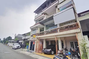 SPOT ON 90060 Jq Homestay Syariah image