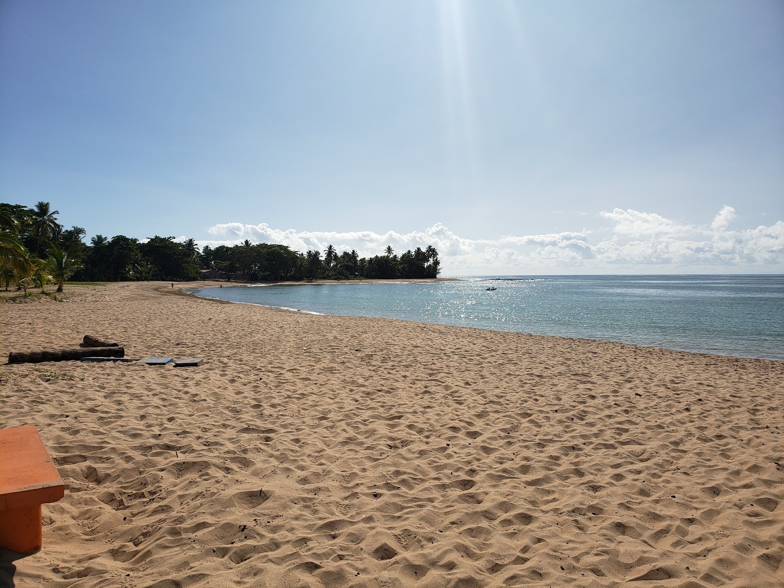 Fotografija Praia Aratuba z svetel pesek površino