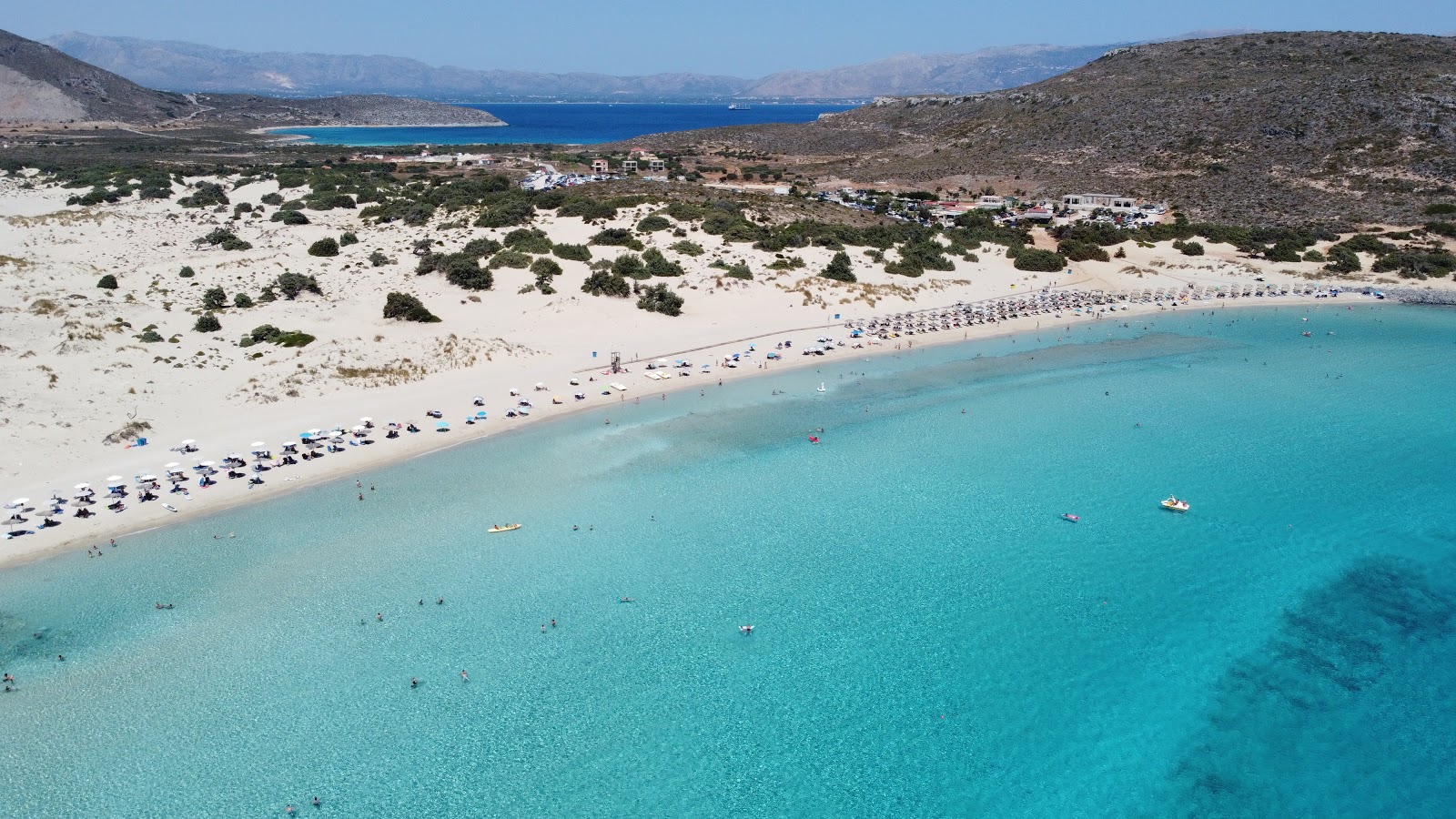 Foto di Spiaggia di Simos con una superficie del sabbia beige fine