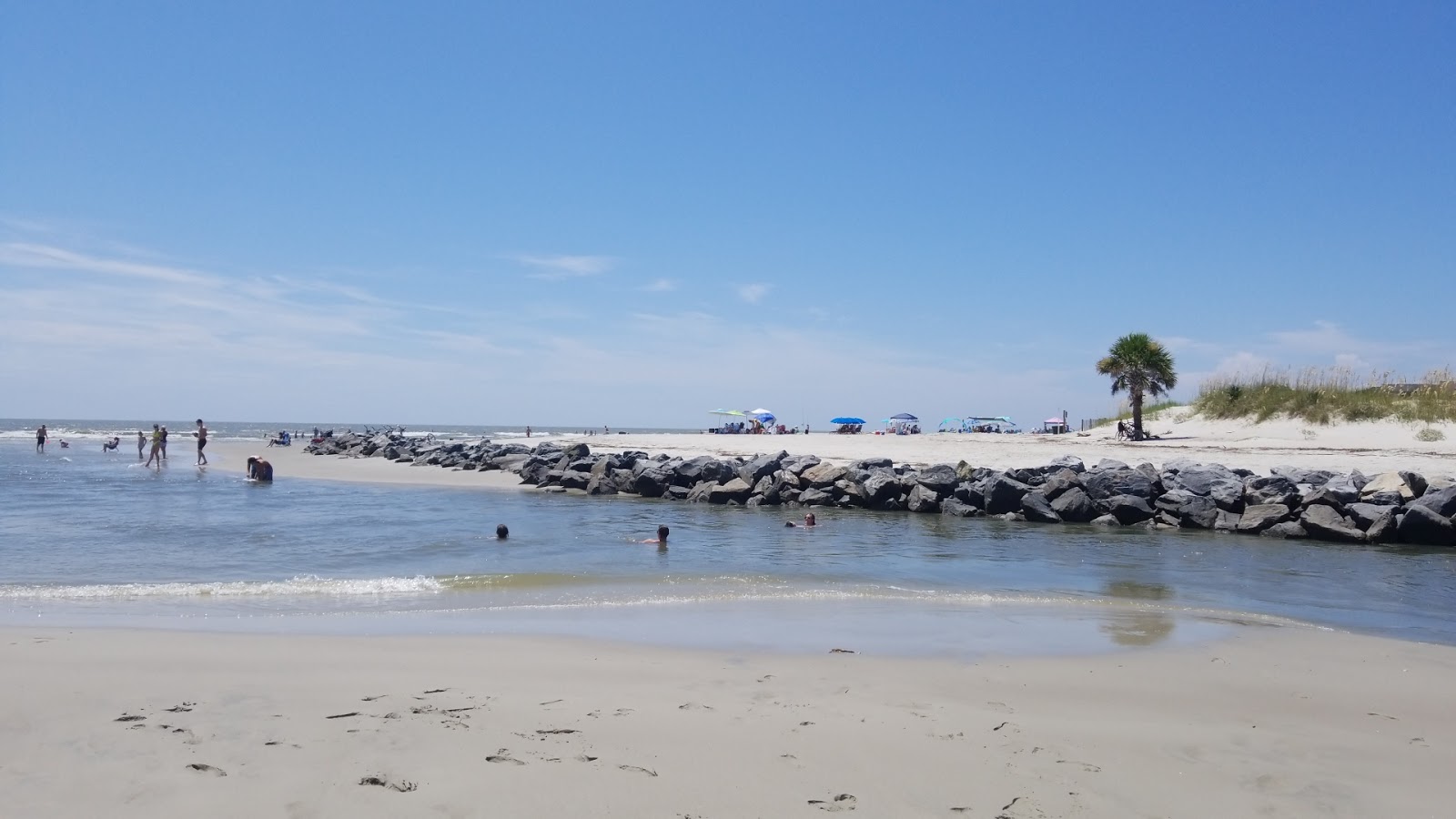 Foto van Burkes beach en de nederzetting