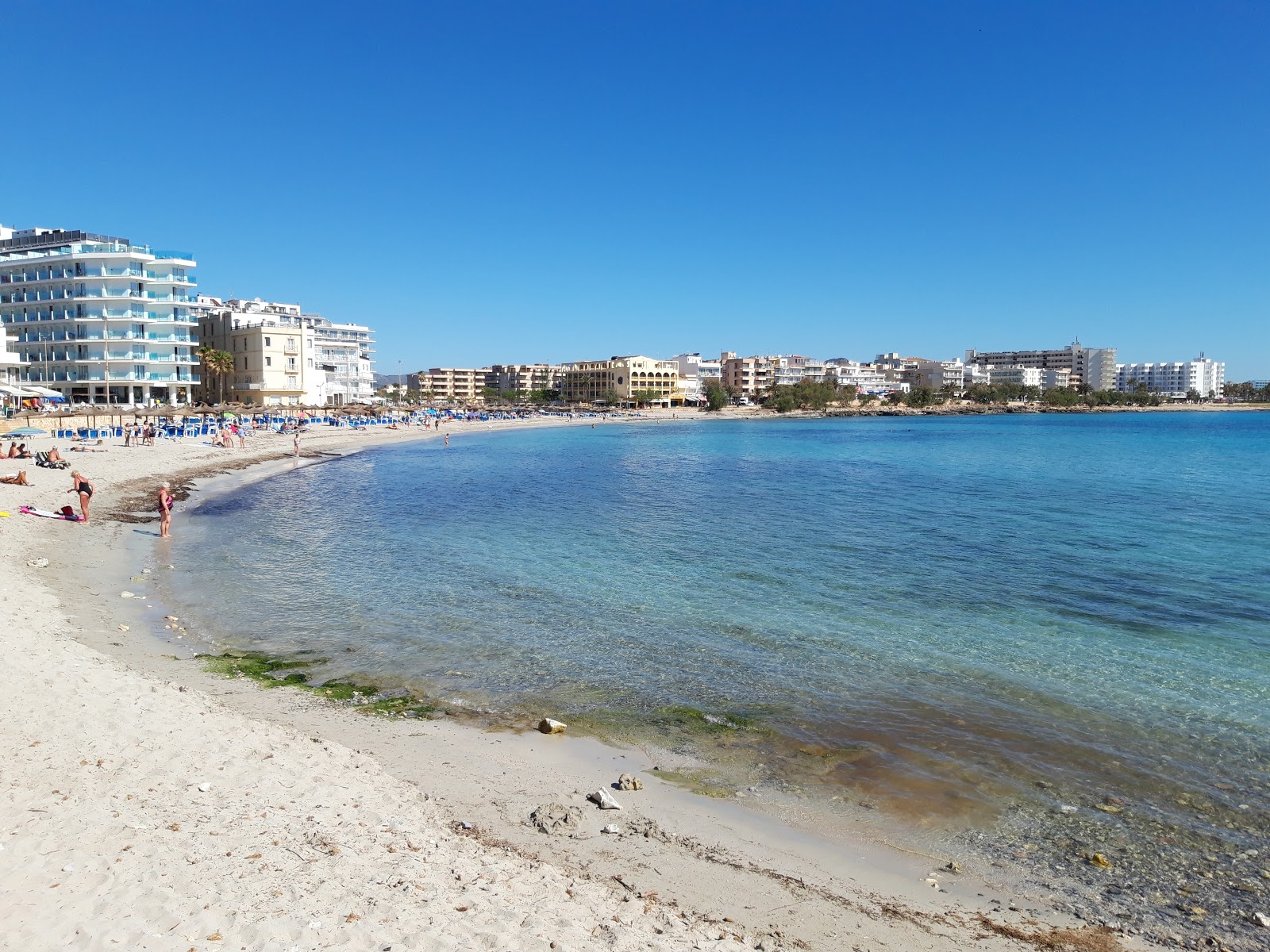 Valokuva Playa S'illotista. pinnalla turkoosi puhdas vesi:n kanssa