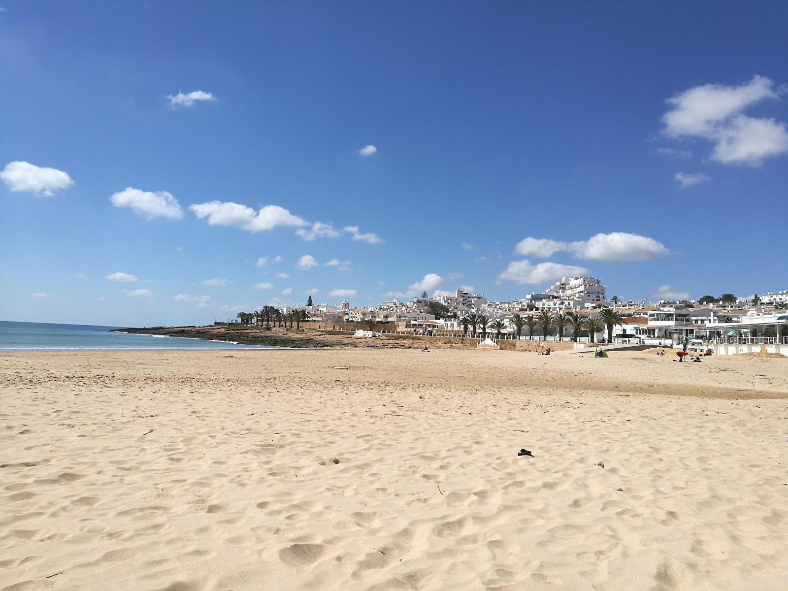 Foto von Praia da Luz von Klippen umgeben