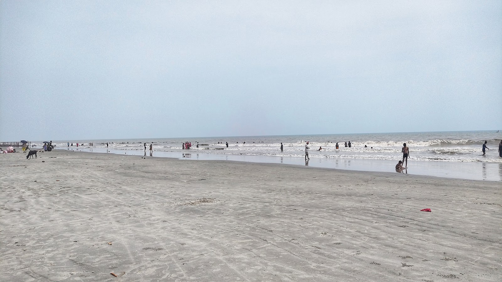 Gangasagar Mohona Sea Beach的照片 带有明亮的沙子表面