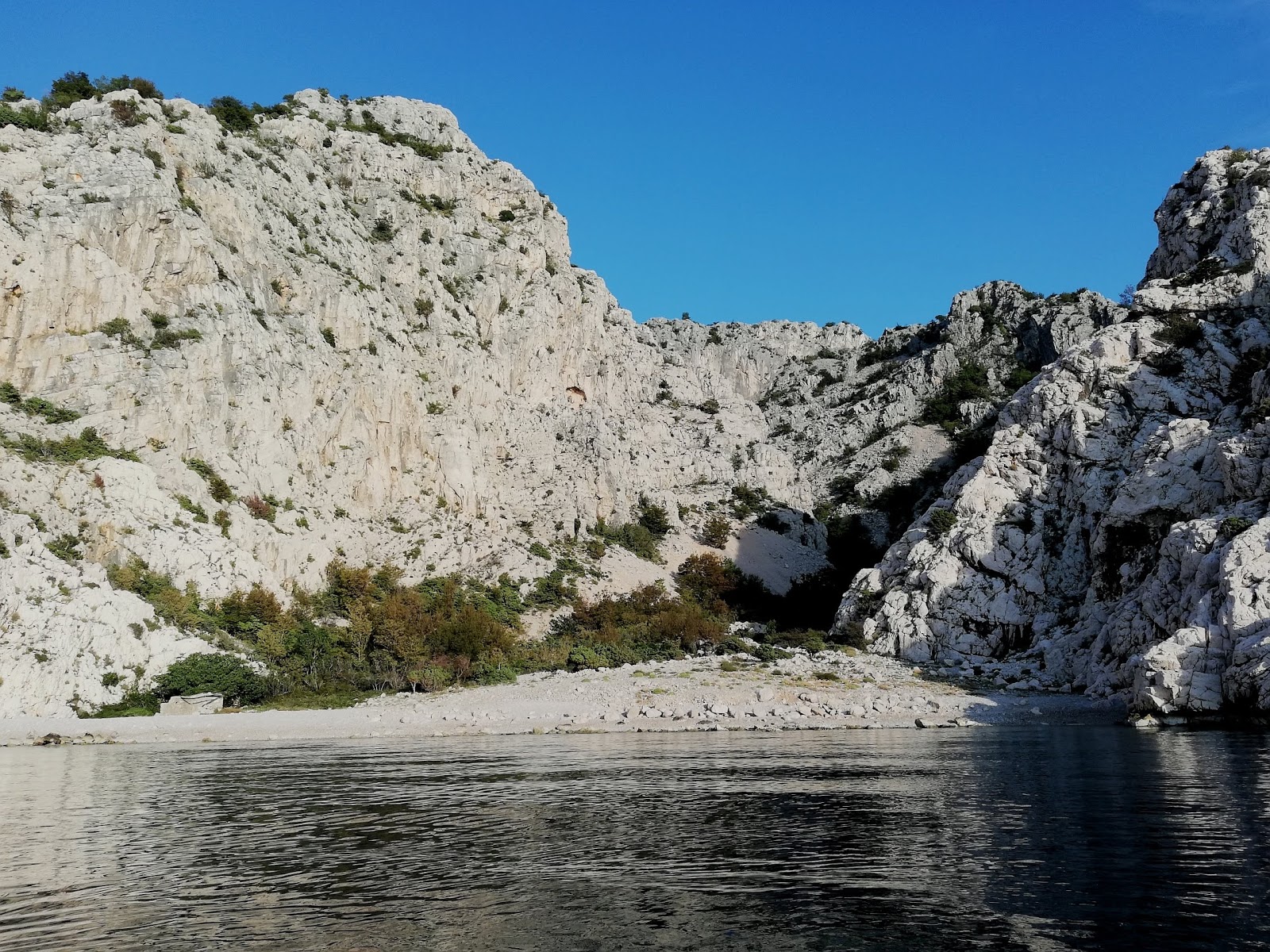 Foto di Plaza Lukovo III con una superficie del acqua cristallina