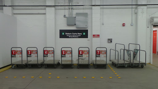 Truck Rental Agency «U-Haul Moving & Storage of Bronzeville», reviews and photos, 2601 S La Salle St, Chicago, IL 60616, USA