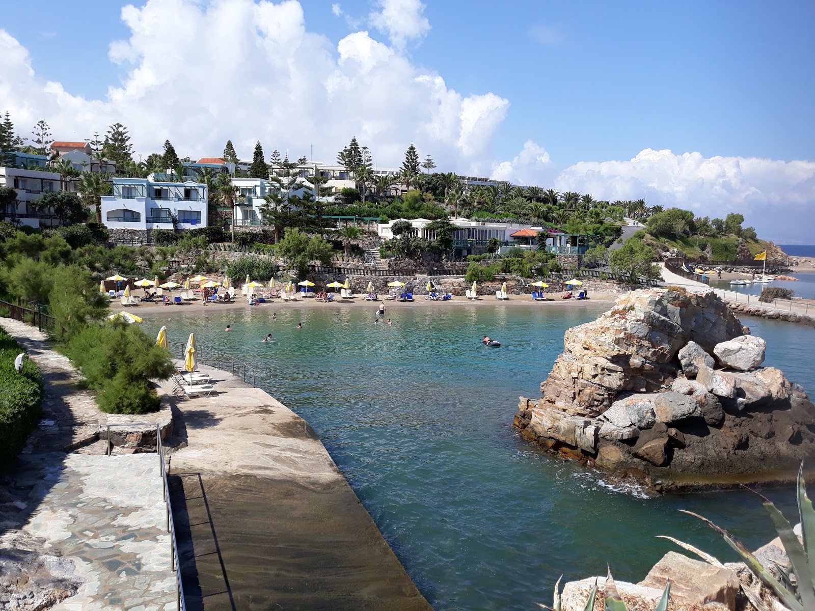 Foto von Lianos Kavos mit grünes wasser Oberfläche