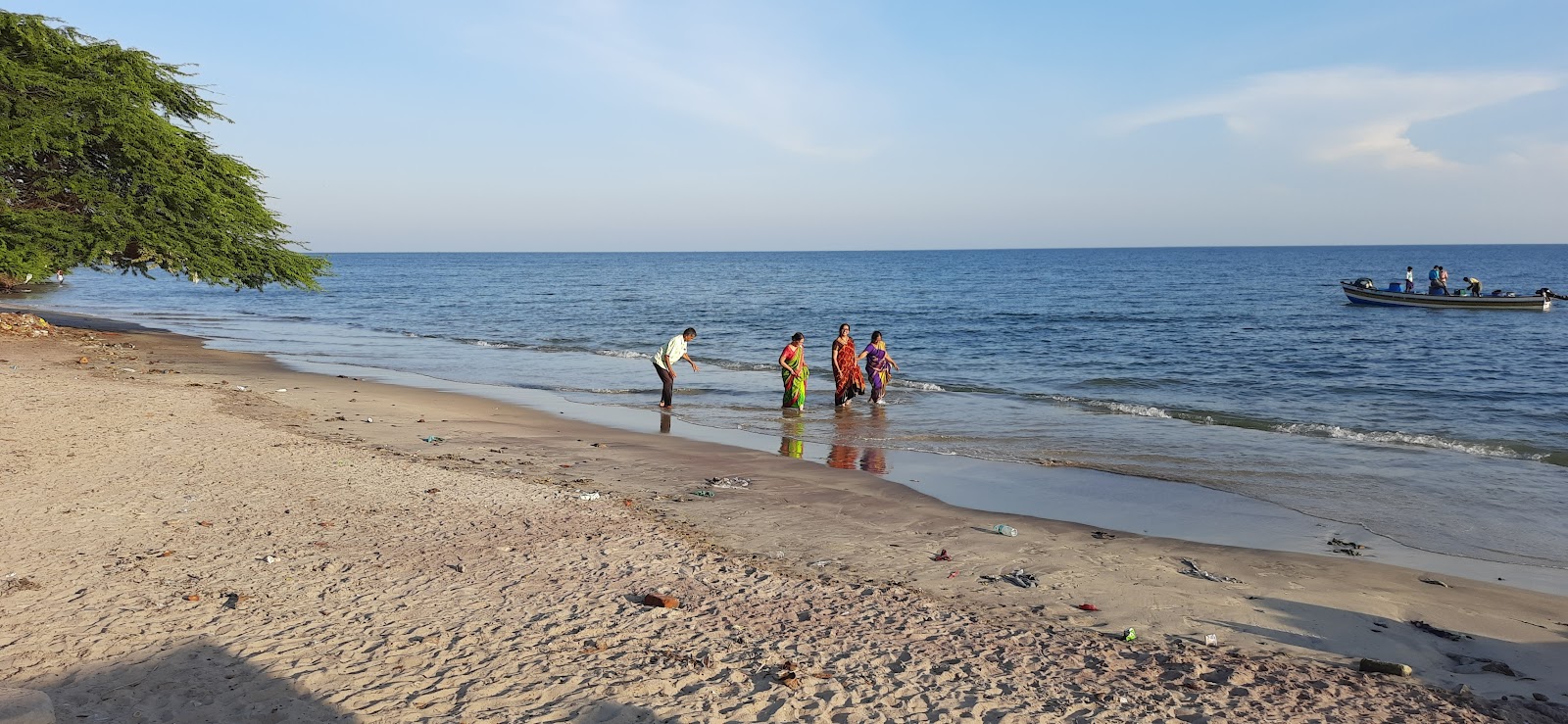 Fotografija Sethukkarai Beach z turkizna čista voda površino