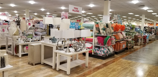 Department Store «T.J. Maxx & HomeGoods», reviews and photos, 111 Taunton St, Plainville, MA 02762, USA