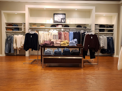 Clothing Store «Banana Republic Factory Store», reviews and photos, 407 N Alafaya Trail, Orlando, FL 32828, USA