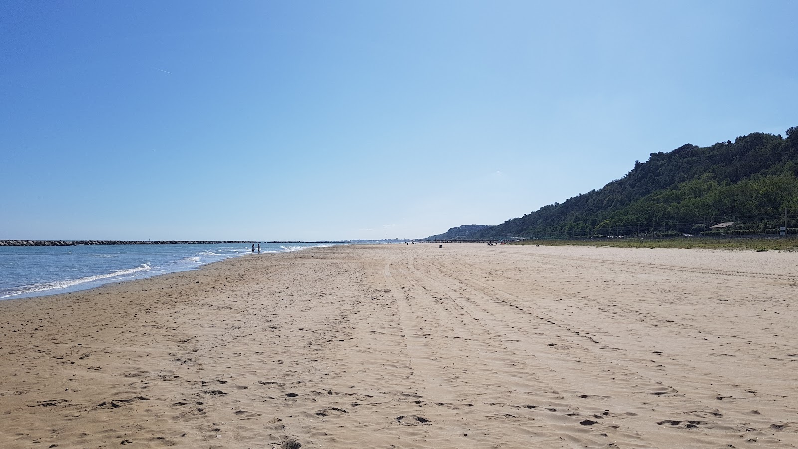 Foto di Sottomonte Pesaro-Fano con una superficie del acqua turchese