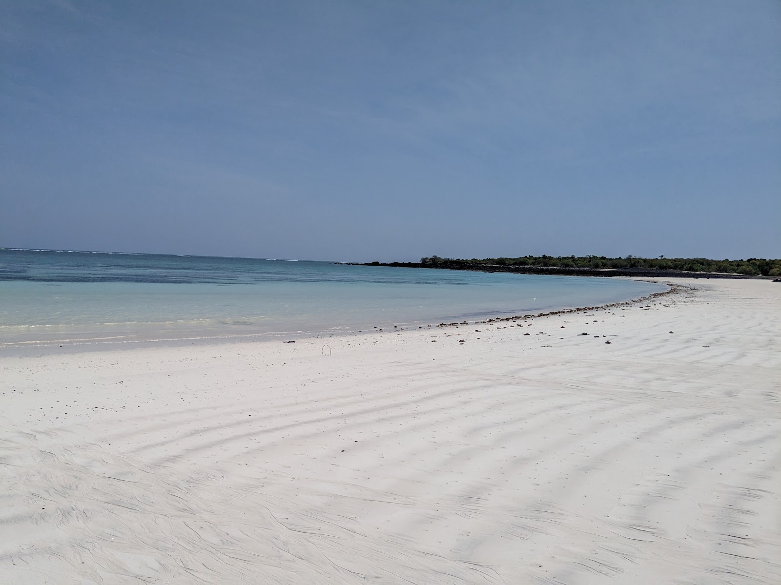 Valokuva Sada Beachista. pinnalla sininen puhdas vesi:n kanssa