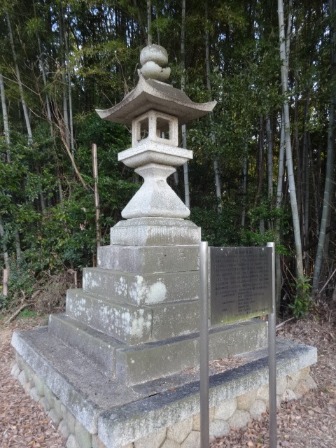 尾崎神社跡石燈籠