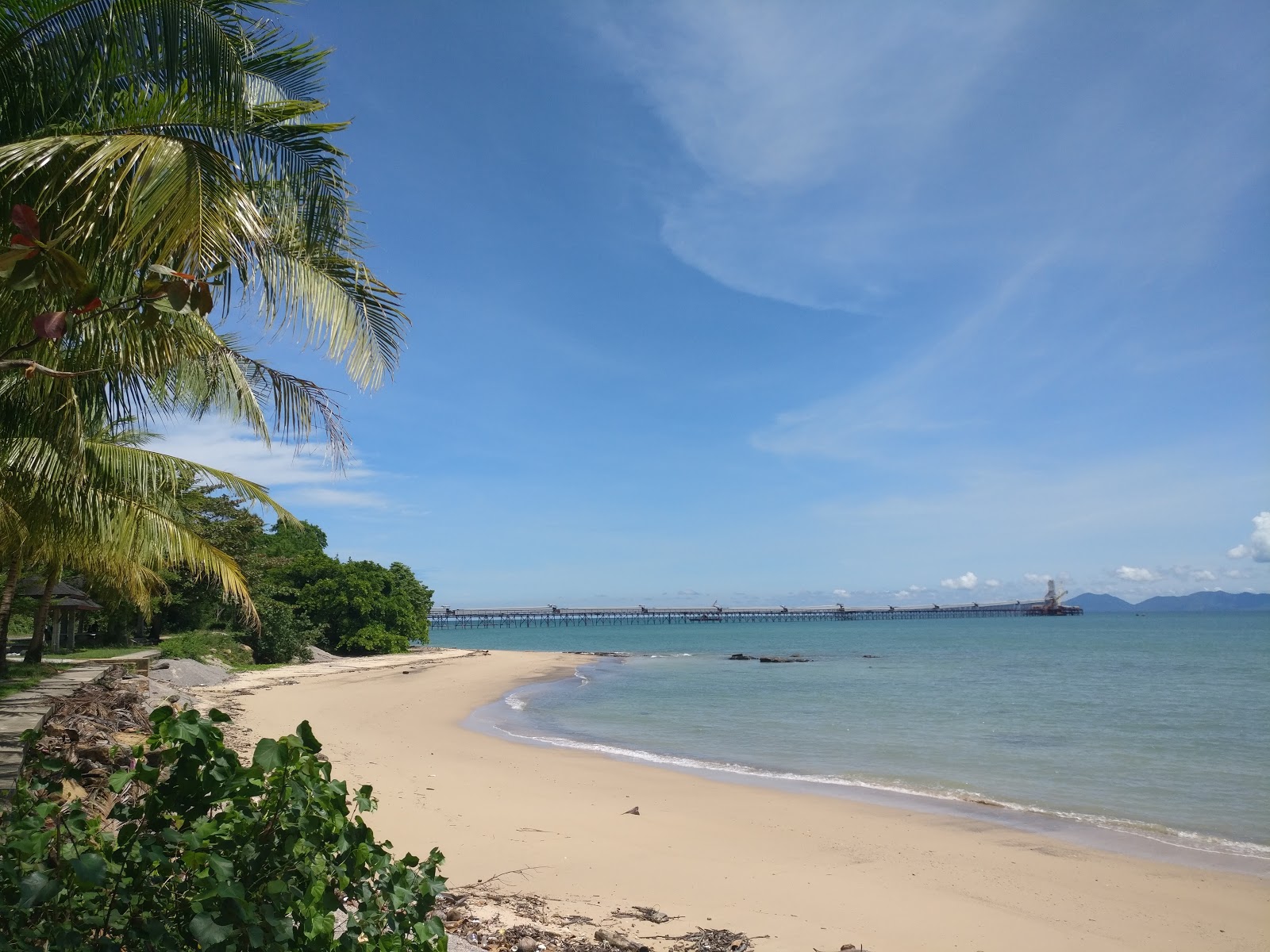 Foto von Laem Bong Beach mit beiger sand & steine Oberfläche