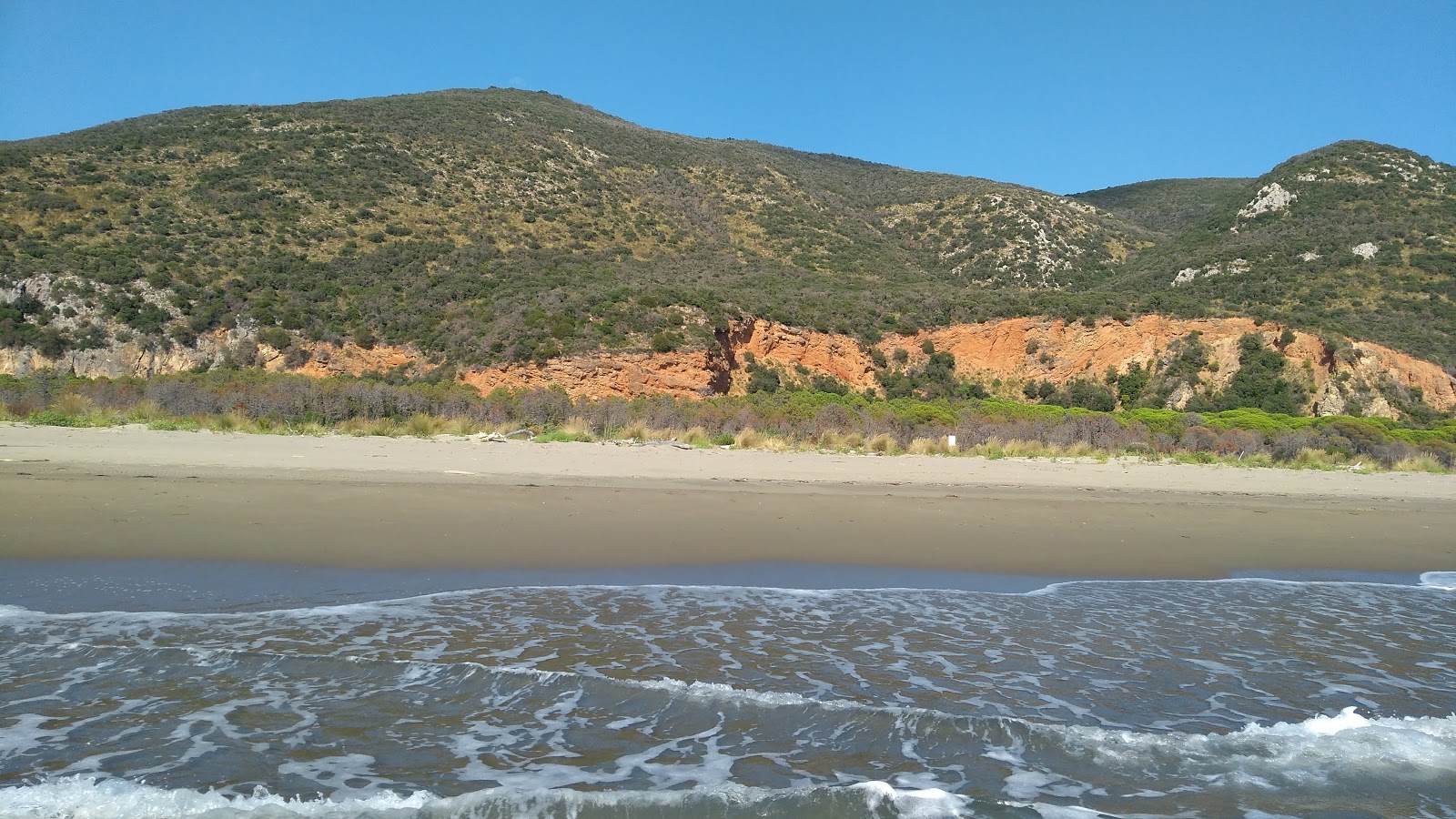 Spiaggia di Collelungo的照片 带有碧绿色纯水表面