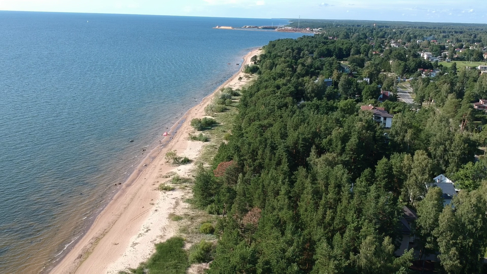 Foto de Saulkrasti beach II com praia espaçosa