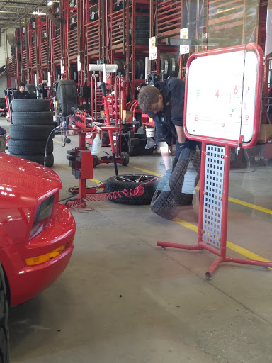 Tire Shop «Discount Tire Store - Auburn Hills, MI», reviews and photos, 200 Brown Rd, Auburn Hills, MI 48326, USA