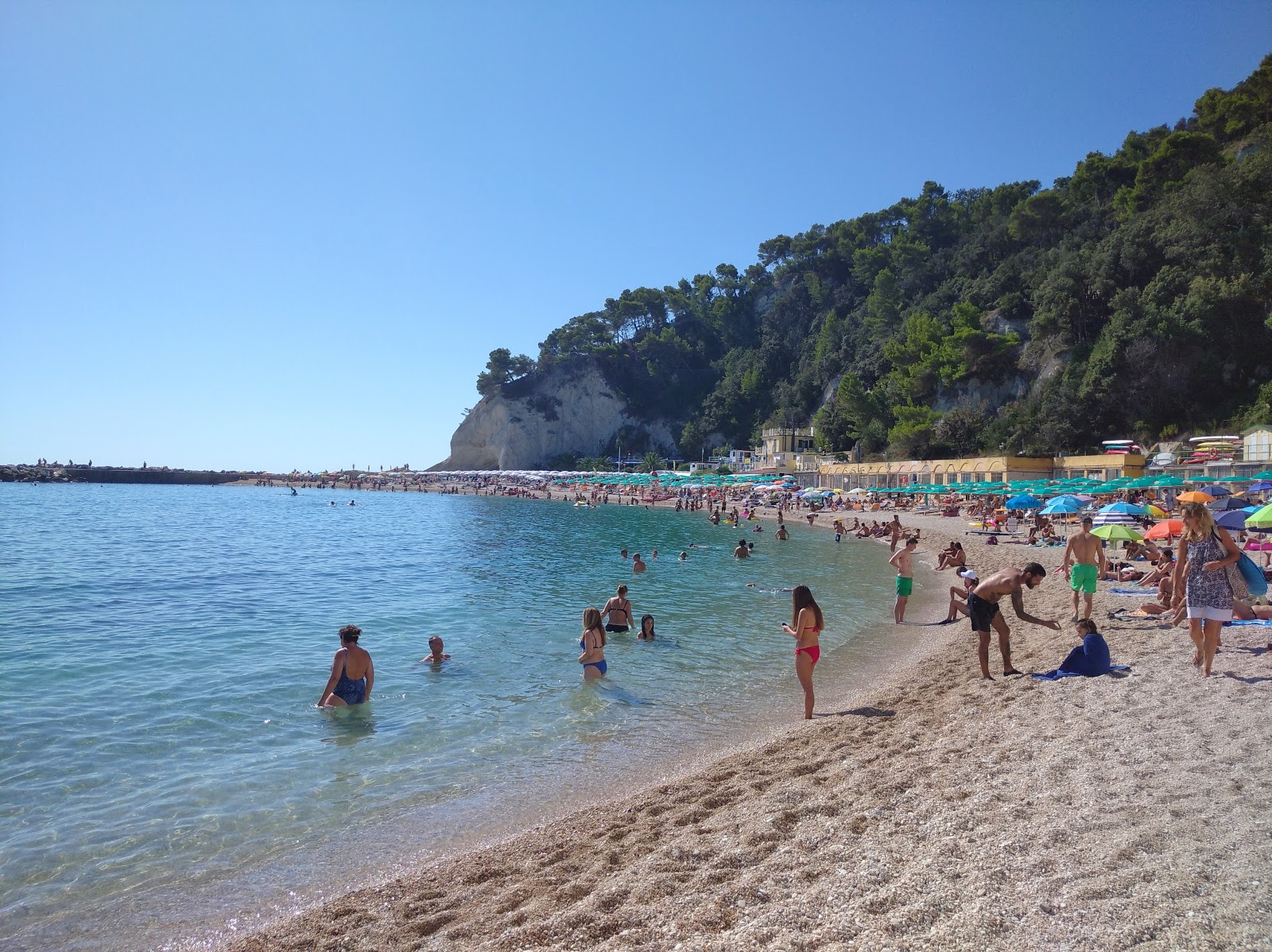 Foto av Urbani Strand omgiven av klippor