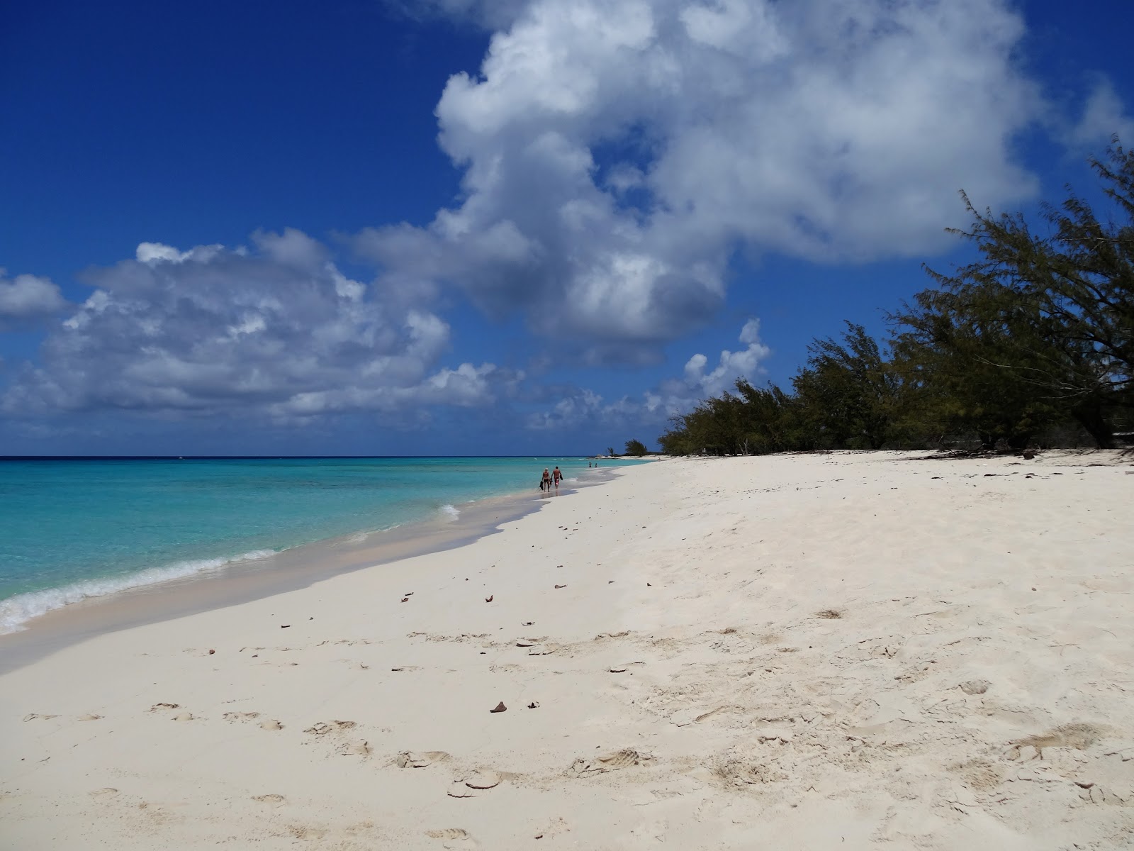 Foto von Norman Saunders beach und die siedlung