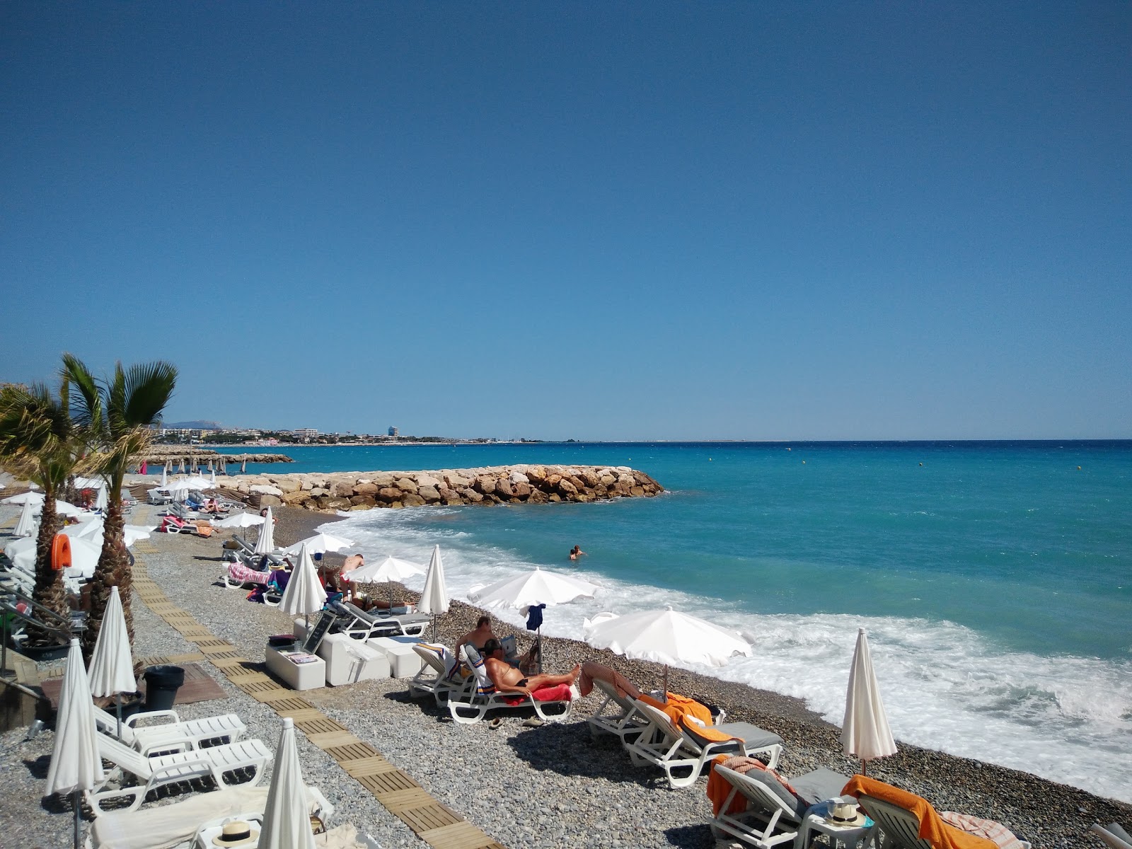 Photo de Plage de la Serre II avec plusieurs moyennes baies