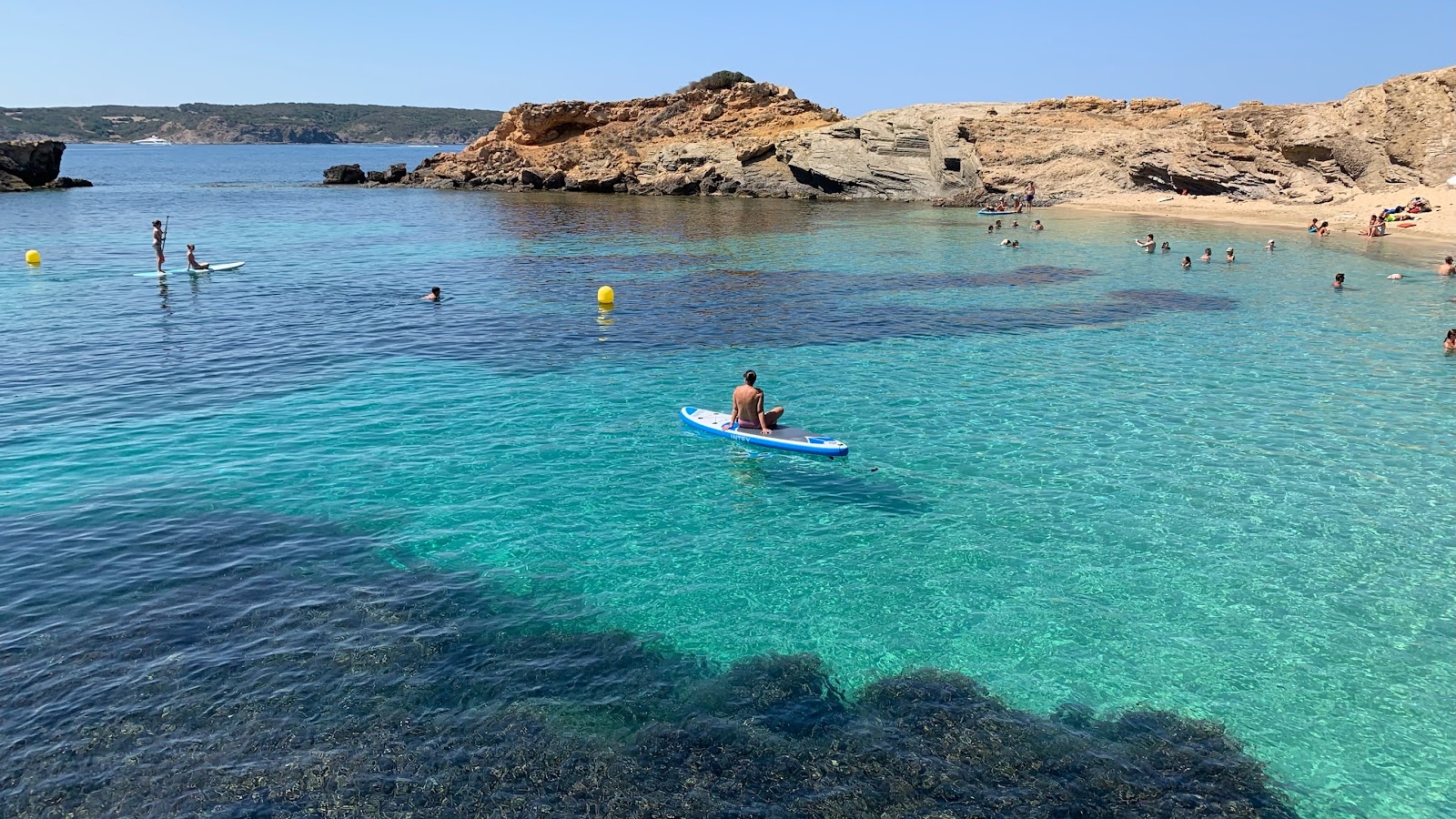 Valokuva Playa Els Tamarellsista. pinnalla sininen puhdas vesi:n kanssa