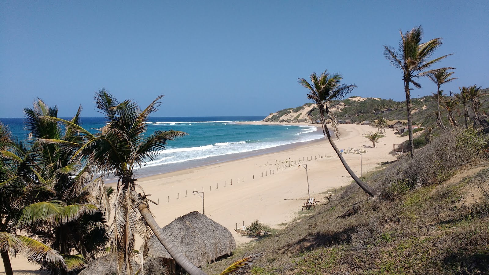 Valokuva Praia de Jangamoista. pinnalla kirkas hieno hiekka:n kanssa