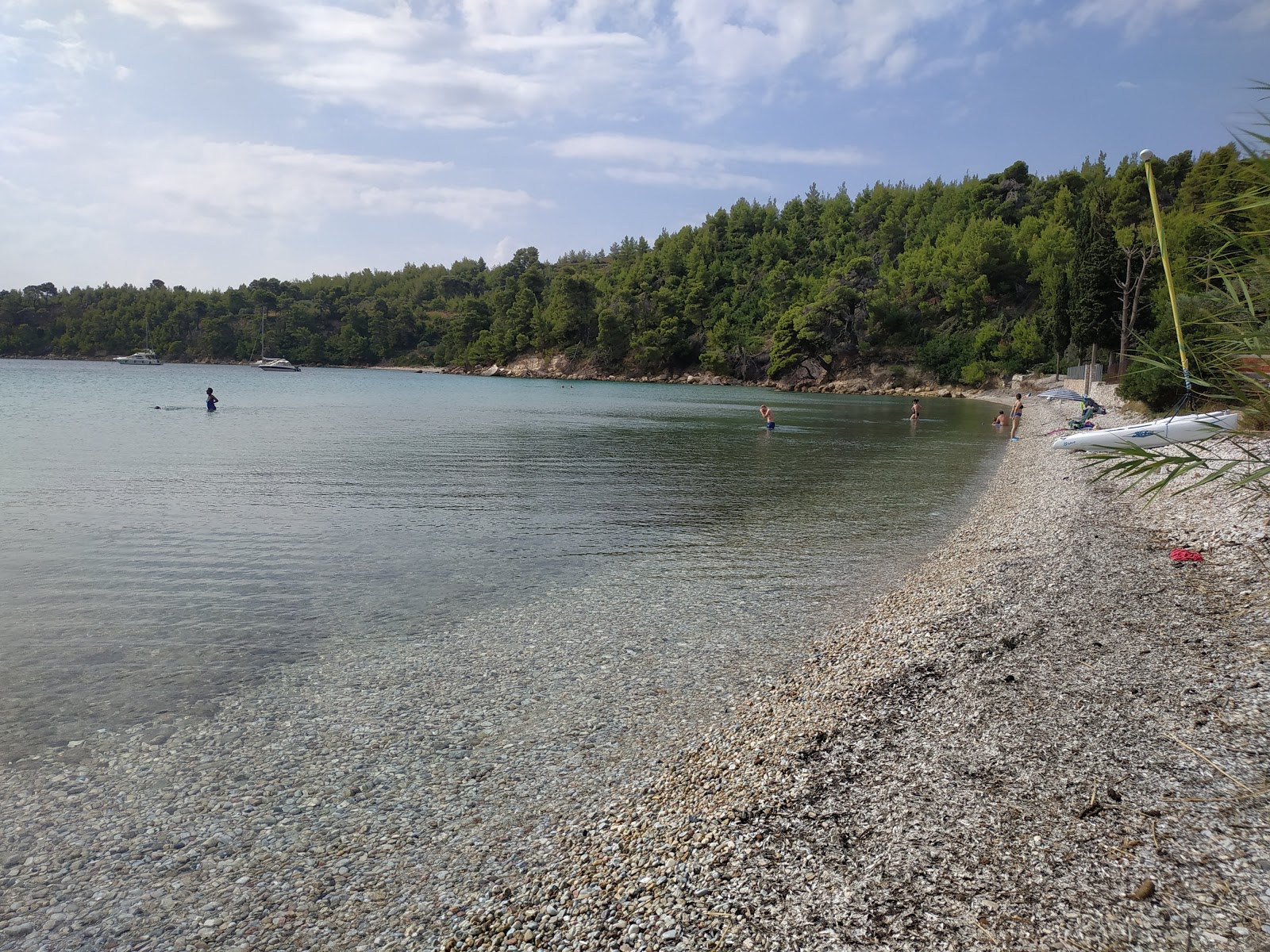 Foto von George Gialos beach befindet sich in natürlicher umgebung