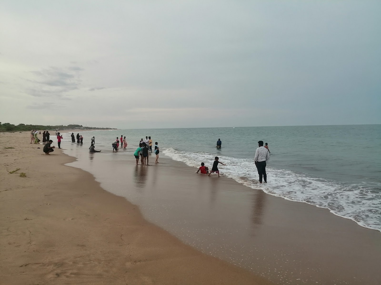Φωτογραφία του Kayalpatnam Beach και η εγκατάσταση