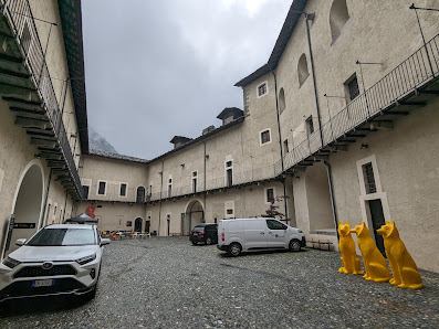 Hôtel Cavour et des Officiers Via Vittorio Emanuele II, 85, 11020 Bard AO, Italia