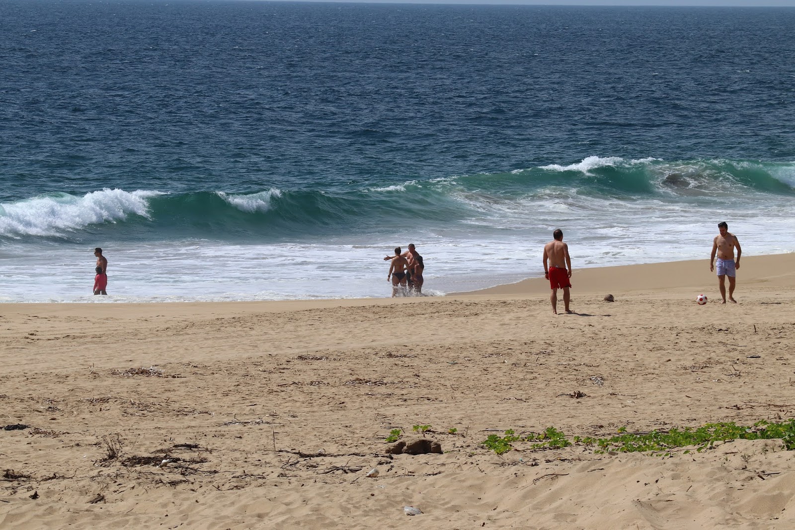 Foto von Playa Los Panchitos mit beiger sand Oberfläche