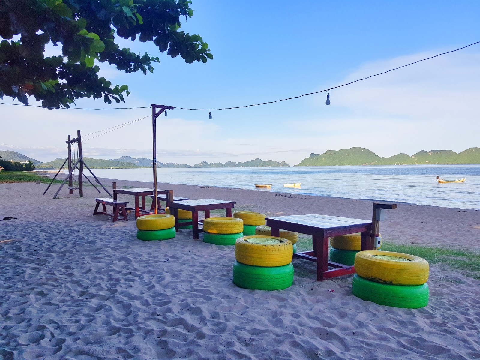 Foto van ThungMaHa Beach ondersteund door kliffen