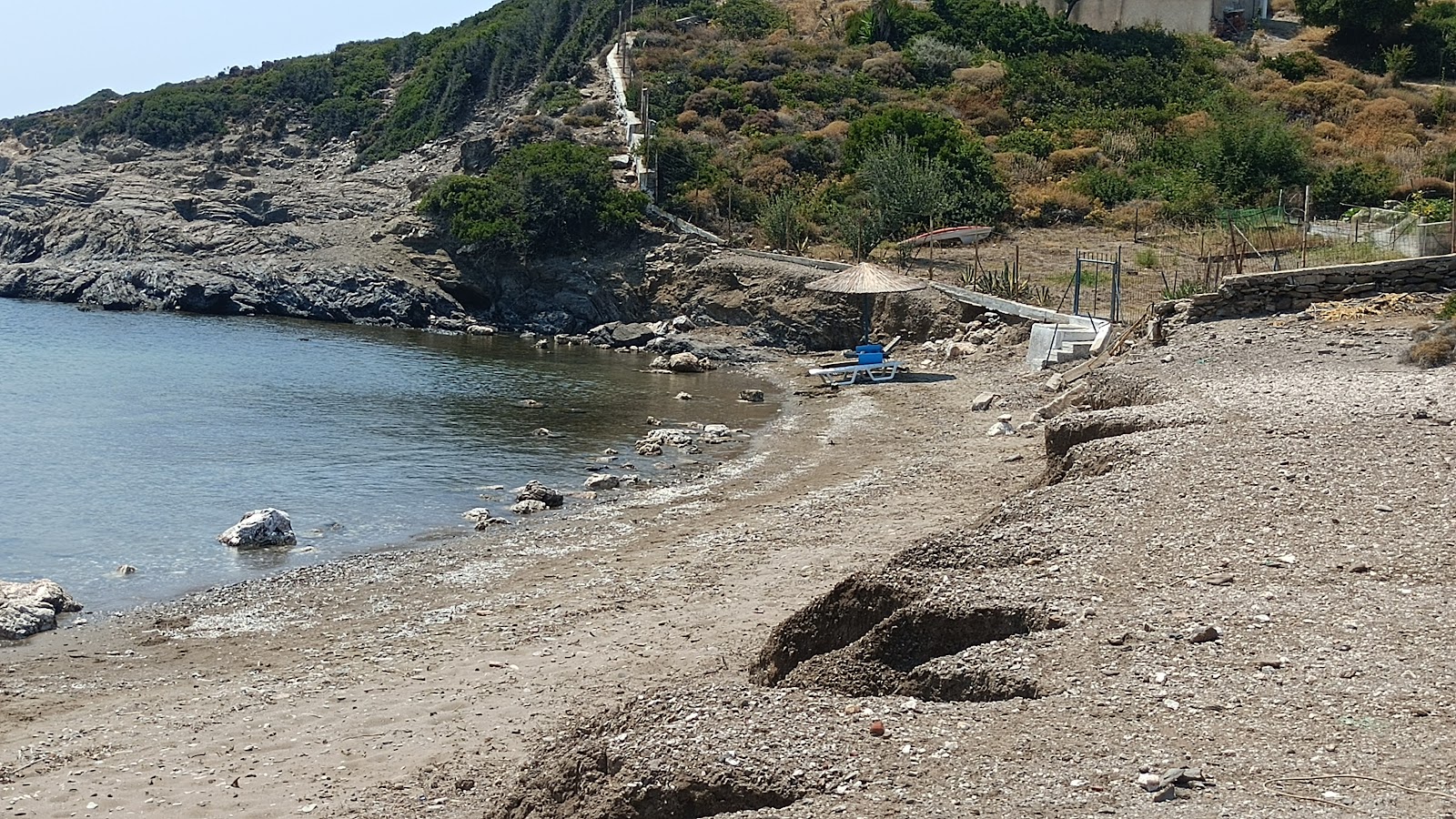 Fasoli Beach'in fotoğrafı dağlarla çevrili