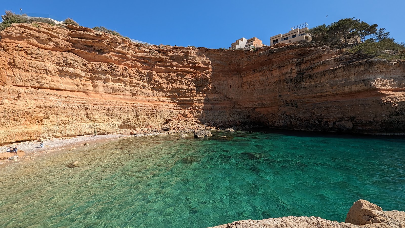 Cala del Saltador'in fotoğrafı küçük koy ile birlikte