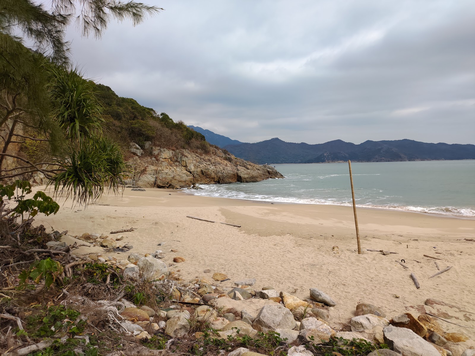 Tai Long Wan Campsite的照片 带有碧绿色纯水表面