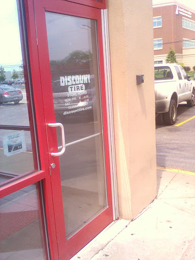 Tire Shop «Discount Tire Store - Oak Lawn, IL», reviews and photos, 6635 95th St, Oak Lawn, IL 60453, USA