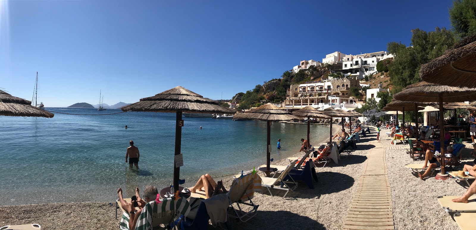 Foto av Zorbas Taverna beach med grå fin sten yta