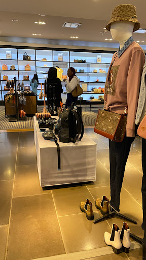 Shopping Mall «Fashion Outlets of Chicago», reviews and photos, 5220 Fashion Outlets Way, Rosemont, IL 60018, USA