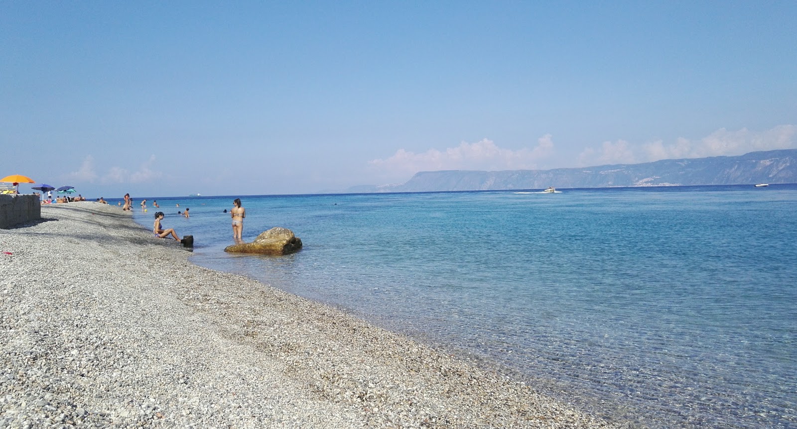 Foto von Capo Peloro beach mit feiner heller kies Oberfläche