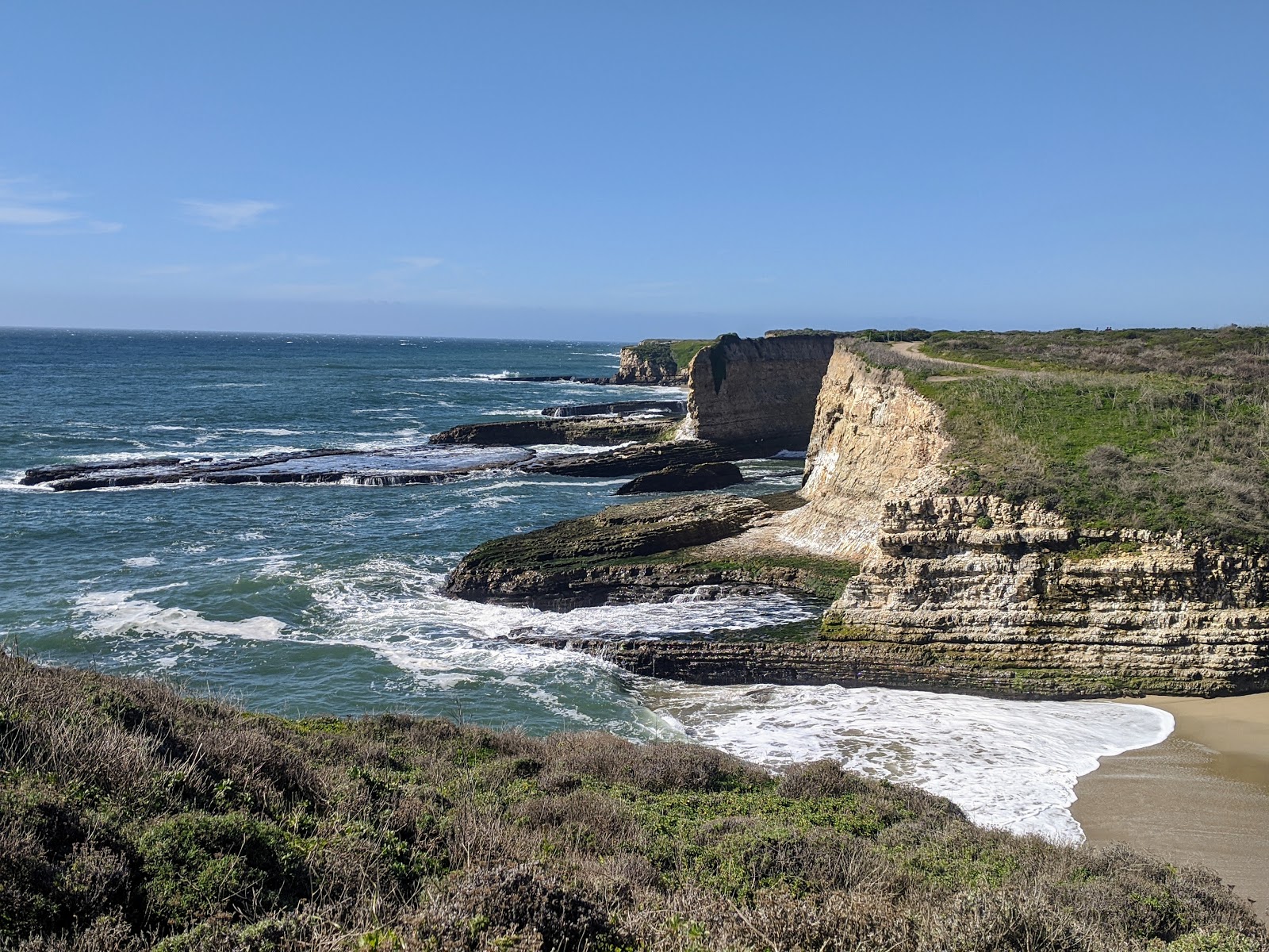 Fotografie cu Fern Grotto Beach cu o suprafață de apa turcoaz