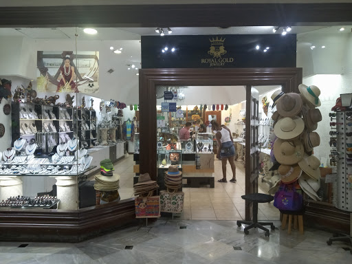 Role-playing shops in Cancun