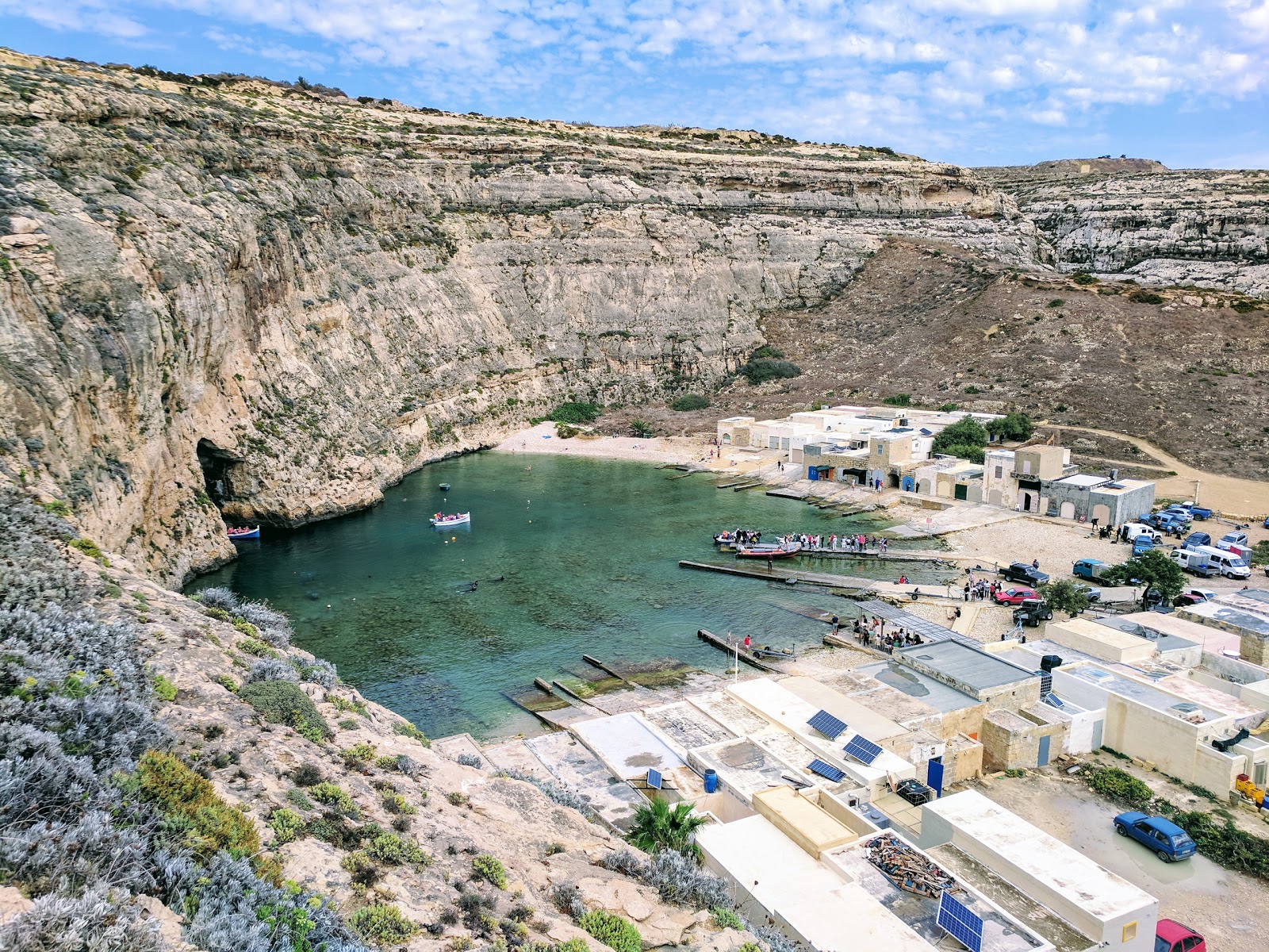 Foto av Sea of ​​Duejra Inland Beach med beige småsten yta