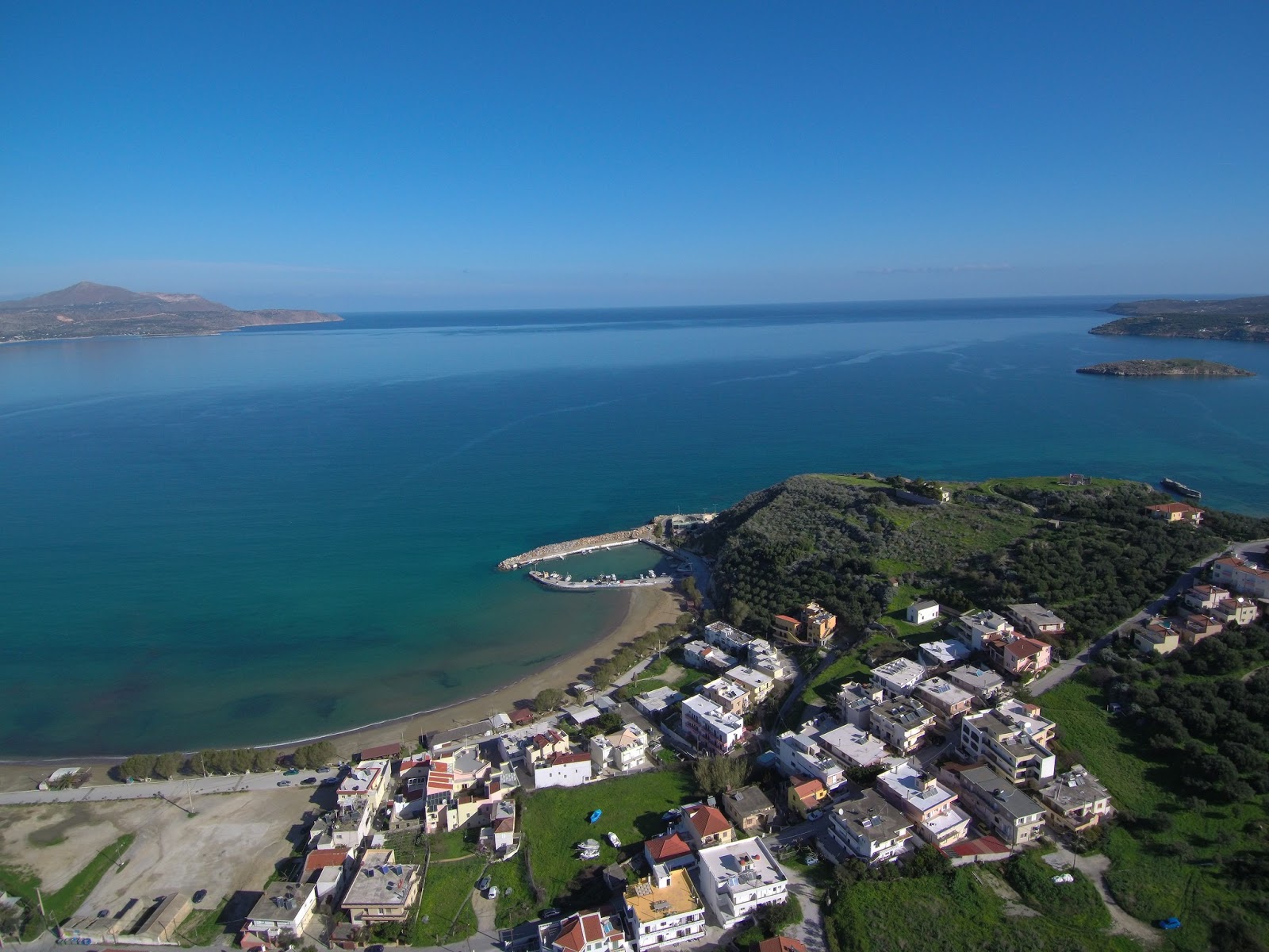 Foto von Paralia Kalives mit türkisfarbenes wasser Oberfläche