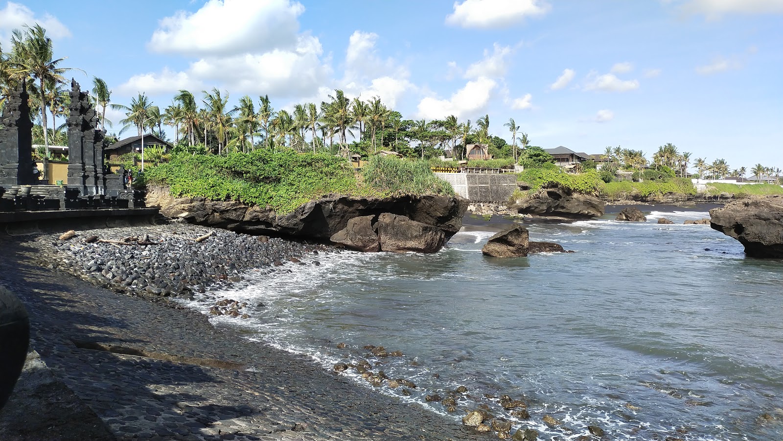 Foto van Mengening Beach met ruime baai