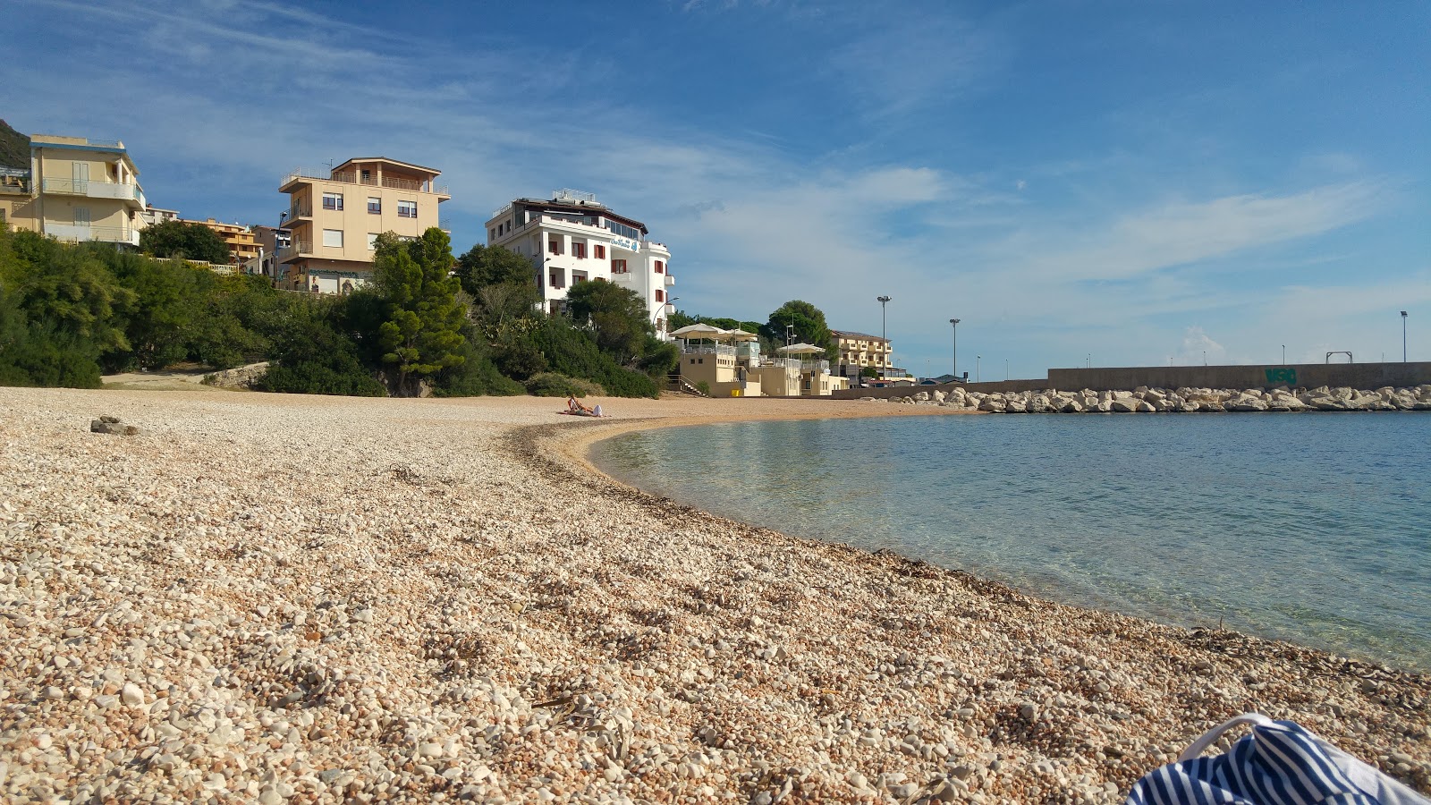 Foto av Spiaggia Di Cala Gonone och bosättningen