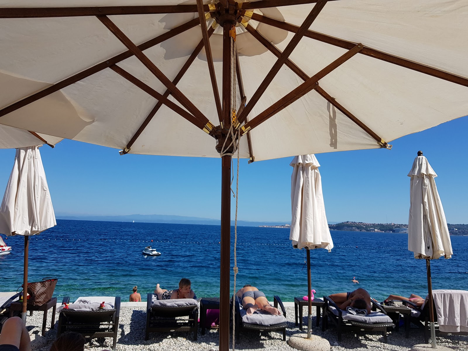 Foto di Spiaggia di Kanova e l'insediamento