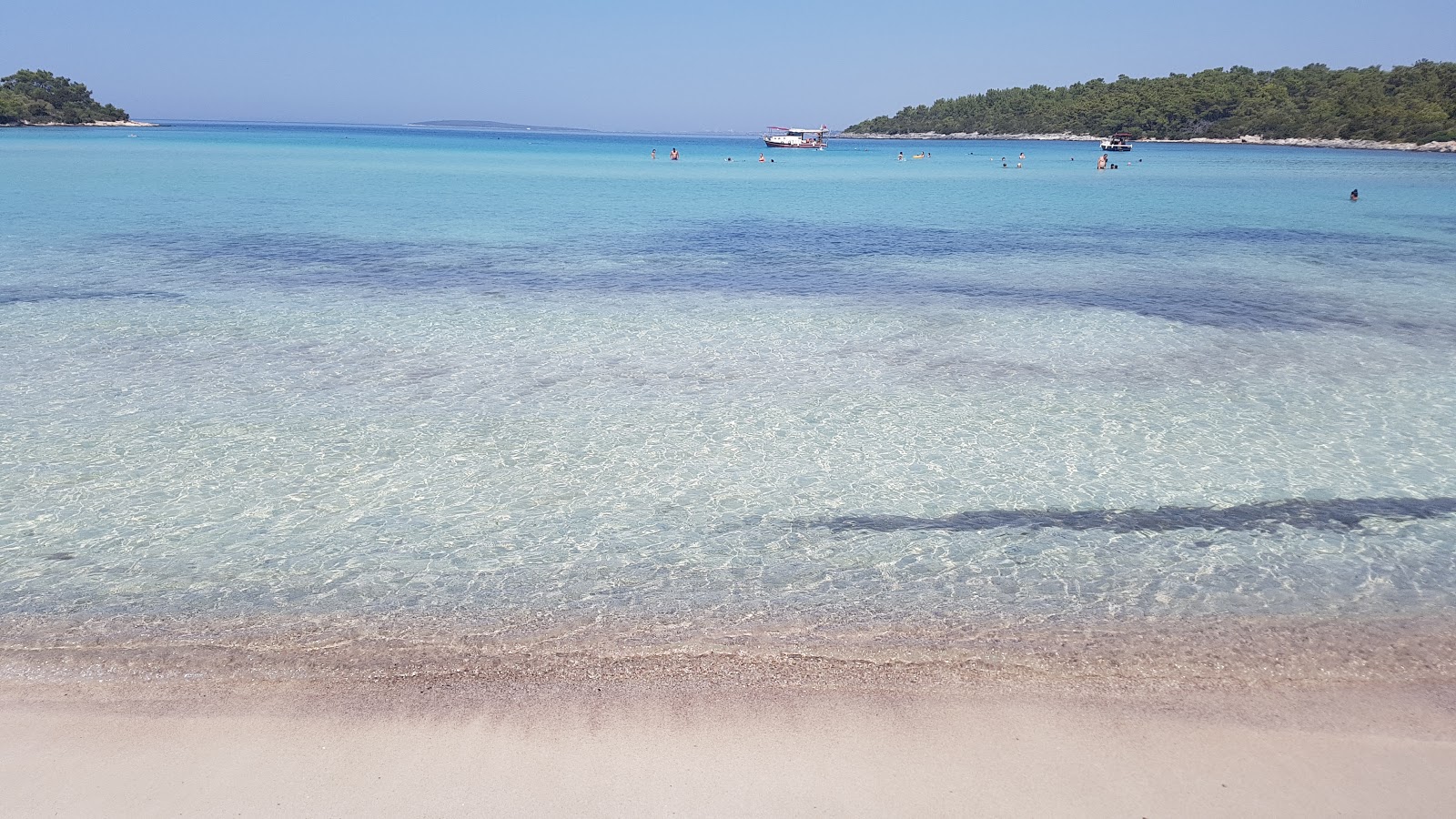 Foto di Haydar Bay con una superficie del sabbia luminosa