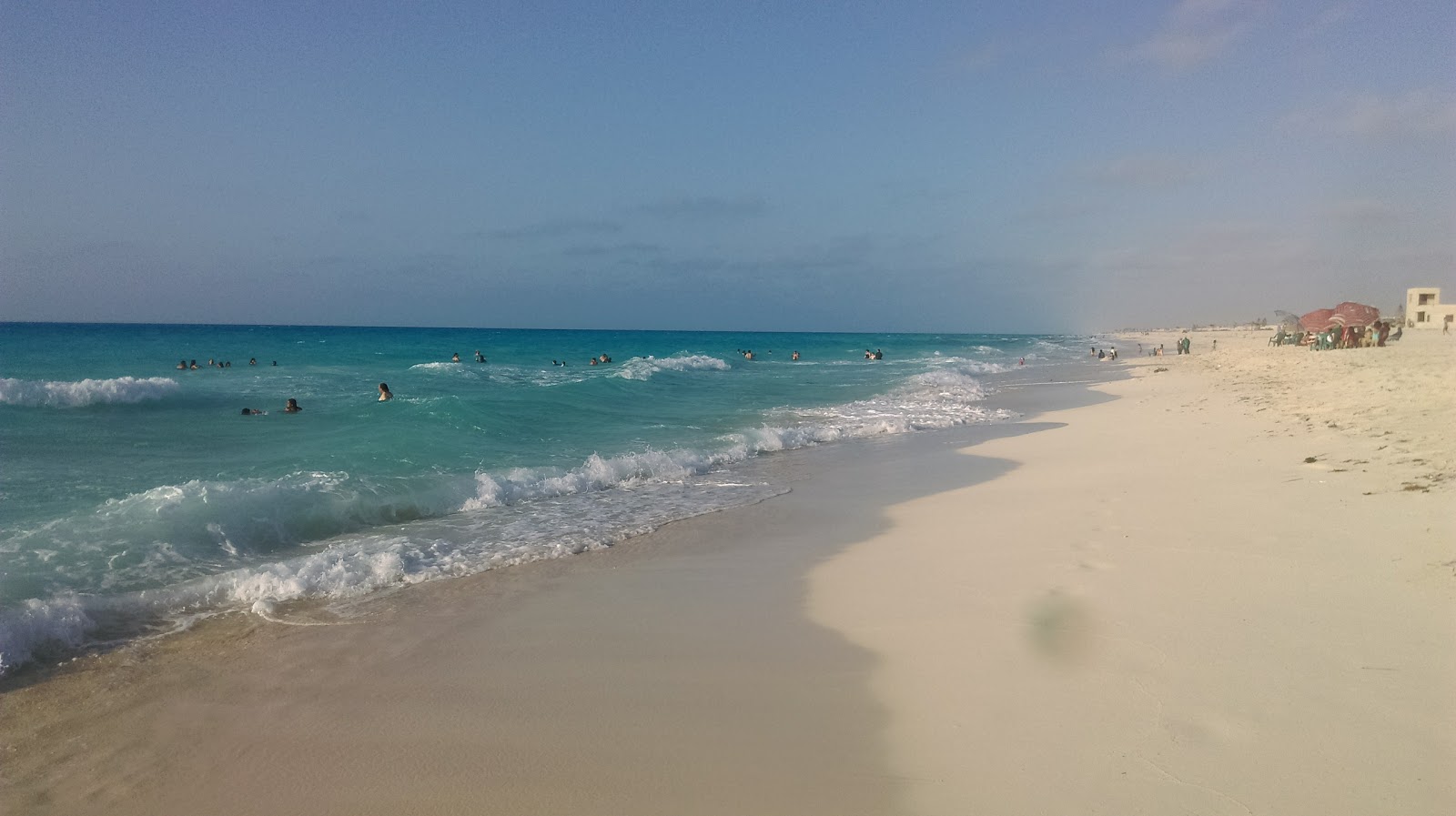Valokuva Al Marwa Beachista. pinnalla valkoinen hiekka:n kanssa